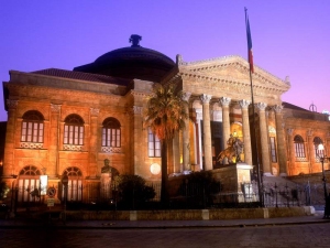 “Sua Maestà” Il Teatro Massimo!